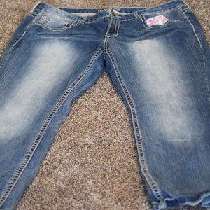 Maurices womens 11/12 short jeans